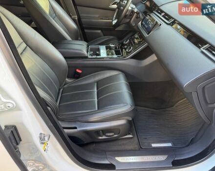 Белый Ленд Ровер Рендж Ровер Велар, объемом двигателя 3 л и пробегом 75 тыс. км за 42500 $, фото 33 на Automoto.ua