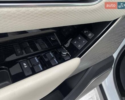 Белый Ленд Ровер Рендж Ровер Велар, объемом двигателя 3 л и пробегом 77 тыс. км за 34900 $, фото 11 на Automoto.ua