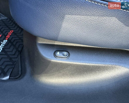 Белый Ленд Ровер Рендж Ровер Велар, объемом двигателя 2 л и пробегом 91 тыс. км за 34999 $, фото 47 на Automoto.ua