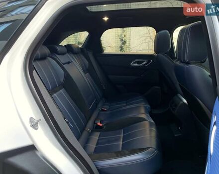 Белый Ленд Ровер Рендж Ровер Велар, объемом двигателя 2 л и пробегом 91 тыс. км за 34999 $, фото 70 на Automoto.ua