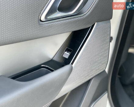 Білий Ленд Ровер Рендж Ровер Велар, об'ємом двигуна 2 л та пробігом 209 тис. км за 31999 $, фото 56 на Automoto.ua