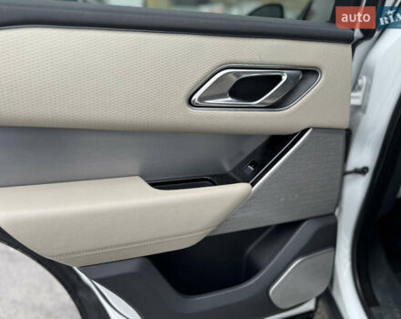 Білий Ленд Ровер Рендж Ровер Велар, об'ємом двигуна 2 л та пробігом 124 тис. км за 30499 $, фото 15 на Automoto.ua