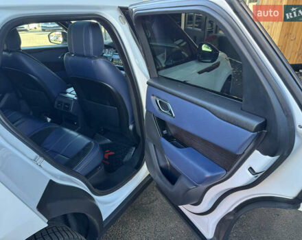 Белый Ленд Ровер Рендж Ровер Велар, объемом двигателя 2 л и пробегом 91 тыс. км за 34999 $, фото 49 на Automoto.ua