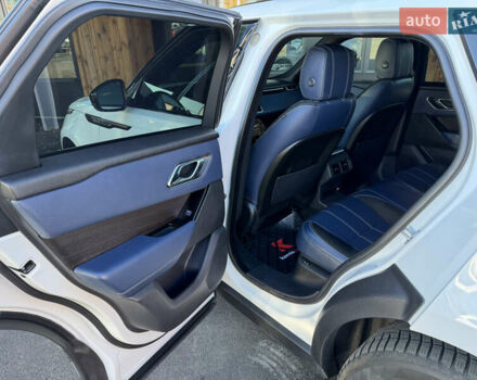 Белый Ленд Ровер Рендж Ровер Велар, объемом двигателя 2 л и пробегом 91 тыс. км за 34999 $, фото 44 на Automoto.ua