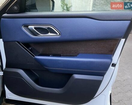 Белый Ленд Ровер Рендж Ровер Велар, объемом двигателя 2 л и пробегом 91 тыс. км за 34999 $, фото 71 на Automoto.ua