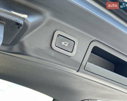 Білий Ленд Ровер Рендж Ровер Велар, об'ємом двигуна 2 л та пробігом 209 тис. км за 31999 $, фото 80 на Automoto.ua