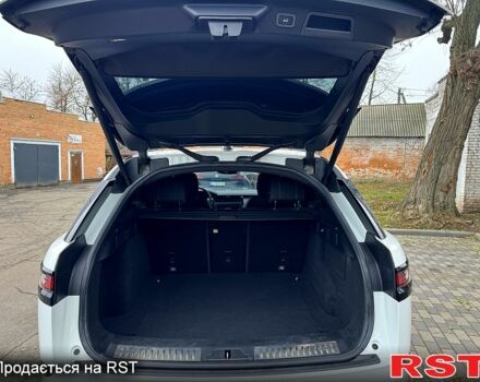 Белый Ленд Ровер Рендж Ровер Велар, объемом двигателя 2 л и пробегом 150 тыс. км за 29900 $, фото 12 на Automoto.ua