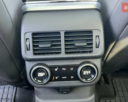 Белый Ленд Ровер Рендж Ровер Велар, объемом двигателя 2 л и пробегом 134 тыс. км за 25500 $, фото 24 на Automoto.ua