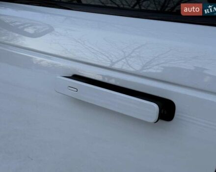 Білий Ленд Ровер Рендж Ровер Велар, об'ємом двигуна 2 л та пробігом 141 тис. км за 37690 $, фото 14 на Automoto.ua
