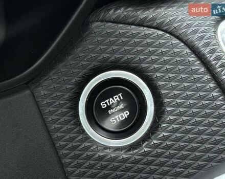 Белый Ленд Ровер Рендж Ровер Велар, объемом двигателя 2 л и пробегом 127 тыс. км за 27900 $, фото 18 на Automoto.ua