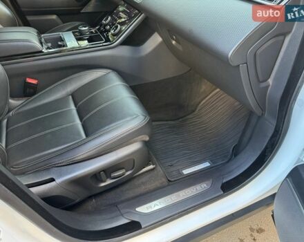 Белый Ленд Ровер Рендж Ровер Велар, объемом двигателя 3 л и пробегом 75 тыс. км за 42500 $, фото 32 на Automoto.ua