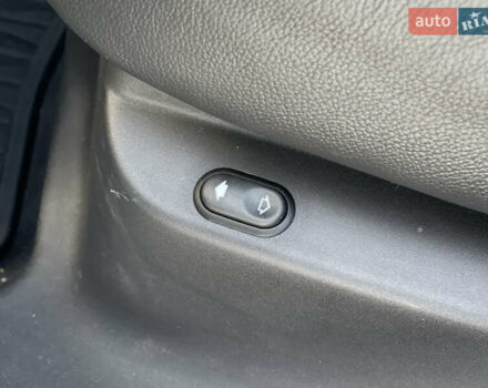 Білий Ленд Ровер Рендж Ровер Велар, об'ємом двигуна 2 л та пробігом 209 тис. км за 31999 $, фото 57 на Automoto.ua