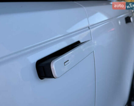 Белый Ленд Ровер Рендж Ровер Велар, объемом двигателя 2 л и пробегом 91 тыс. км за 34999 $, фото 14 на Automoto.ua