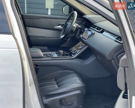 Білий Ленд Ровер Рендж Ровер Велар, об'ємом двигуна 2 л та пробігом 209 тис. км за 31999 $, фото 73 на Automoto.ua