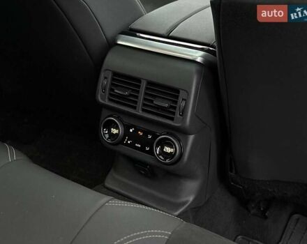 Белый Ленд Ровер Рендж Ровер Велар, объемом двигателя 2 л и пробегом 127 тыс. км за 27900 $, фото 31 на Automoto.ua