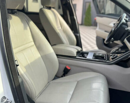 Белый Ленд Ровер Рендж Ровер Велар, объемом двигателя 2 л и пробегом 115 тыс. км за 31900 $, фото 12 на Automoto.ua