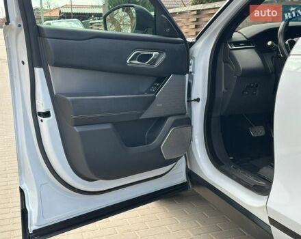 Білий Ленд Ровер Рендж Ровер Велар, об'ємом двигуна 2 л та пробігом 131 тис. км за 32000 $, фото 35 на Automoto.ua