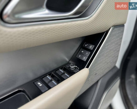 Білий Ленд Ровер Рендж Ровер Велар, об'ємом двигуна 2 л та пробігом 124 тис. км за 30499 $, фото 11 на Automoto.ua