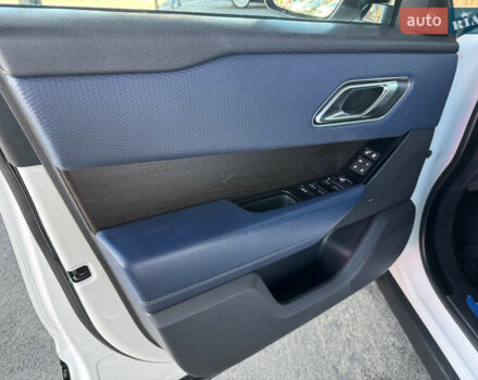 Белый Ленд Ровер Рендж Ровер Велар, объемом двигателя 2 л и пробегом 91 тыс. км за 34999 $, фото 30 на Automoto.ua