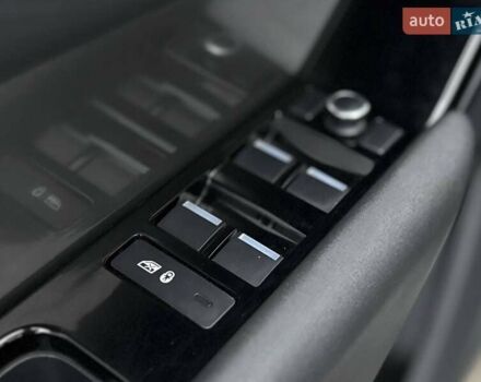 Белый Ленд Ровер Рендж Ровер Велар, объемом двигателя 2 л и пробегом 127 тыс. км за 27900 $, фото 17 на Automoto.ua