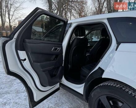 Білий Ленд Ровер Рендж Ровер Велар, об'ємом двигуна 2 л та пробігом 141 тис. км за 37690 $, фото 29 на Automoto.ua