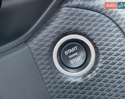 Білий Ленд Ровер Рендж Ровер Велар, об'ємом двигуна 2 л та пробігом 209 тис. км за 31999 $, фото 44 на Automoto.ua