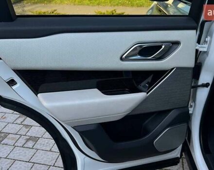 Білий Ленд Ровер Рендж Ровер Велар, об'ємом двигуна 3 л та пробігом 76 тис. км за 35999 $, фото 30 на Automoto.ua