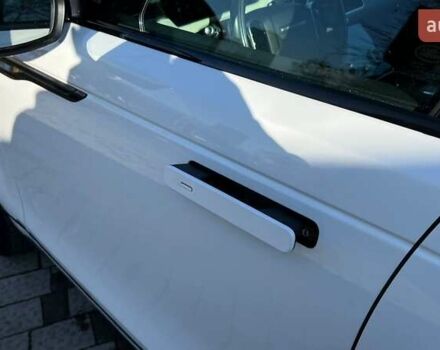 Білий Ленд Ровер Рендж Ровер Велар, об'ємом двигуна 3 л та пробігом 76 тис. км за 35999 $, фото 10 на Automoto.ua