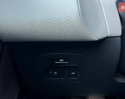 Білий Ленд Ровер Рендж Ровер Велар, об'ємом двигуна 3 л та пробігом 76 тис. км за 35999 $, фото 22 на Automoto.ua