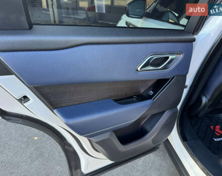 Белый Ленд Ровер Рендж Ровер Велар, объемом двигателя 2 л и пробегом 91 тыс. км за 34999 $, фото 45 на Automoto.ua