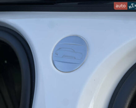 Білий Ленд Ровер Рендж Ровер Велар, об'ємом двигуна 2 л та пробігом 209 тис. км за 31999 $, фото 77 на Automoto.ua