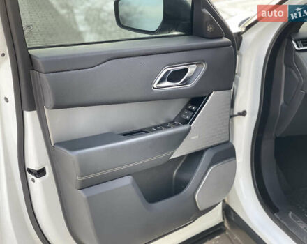 Білий Ленд Ровер Рендж Ровер Велар, об'ємом двигуна 2 л та пробігом 209 тис. км за 31999 $, фото 33 на Automoto.ua