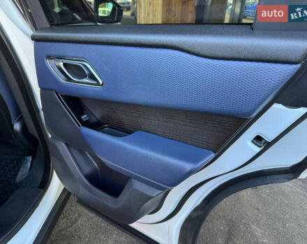 Белый Ленд Ровер Рендж Ровер Велар, объемом двигателя 2 л и пробегом 91 тыс. км за 34999 $, фото 50 на Automoto.ua