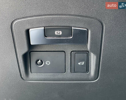 Білий Ленд Ровер Рендж Ровер Велар, об'ємом двигуна 2 л та пробігом 209 тис. км за 31999 $, фото 38 на Automoto.ua