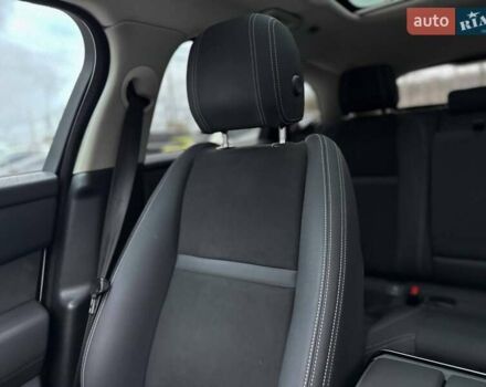 Белый Ленд Ровер Рендж Ровер Велар, объемом двигателя 2 л и пробегом 127 тыс. км за 27900 $, фото 25 на Automoto.ua