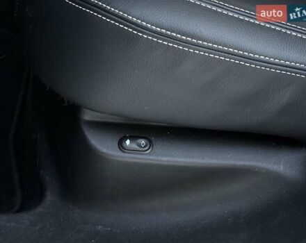 Білий Ленд Ровер Рендж Ровер Велар, об'ємом двигуна 2 л та пробігом 141 тис. км за 37690 $, фото 30 на Automoto.ua