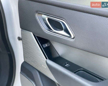 Білий Ленд Ровер Рендж Ровер Велар, об'ємом двигуна 2 л та пробігом 209 тис. км за 31999 $, фото 69 на Automoto.ua