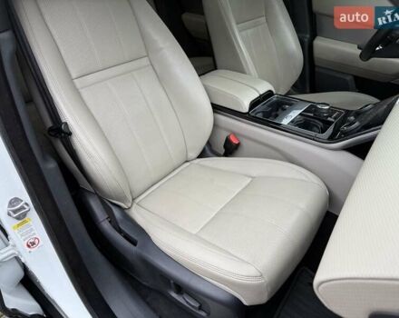 Белый Ленд Ровер Рендж Ровер Велар, объемом двигателя 3 л и пробегом 133 тыс. км за 39500 $, фото 28 на Automoto.ua