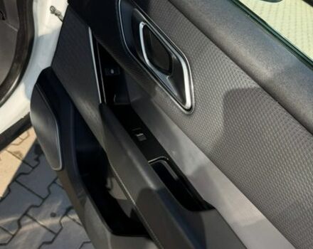 Білий Ленд Ровер Рендж Ровер Велар, об'ємом двигуна 2 л та пробігом 132 тис. км за 33000 $, фото 17 на Automoto.ua