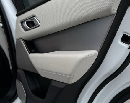 Белый Ленд Ровер Рендж Ровер Велар, объемом двигателя 2 л и пробегом 80 тыс. км за 35500 $, фото 41 на Automoto.ua