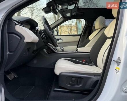 Белый Ленд Ровер Рендж Ровер Велар, объемом двигателя 3 л и пробегом 65 тыс. км за 29000 $, фото 8 на Automoto.ua