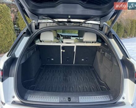 Белый Ленд Ровер Рендж Ровер Велар, объемом двигателя 2 л и пробегом 112 тыс. км за 31999 $, фото 10 на Automoto.ua