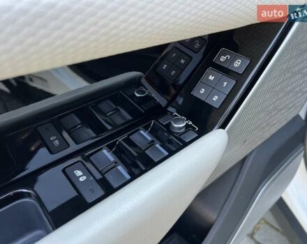 Белый Ленд Ровер Рендж Ровер Велар, объемом двигателя 2 л и пробегом 112 тыс. км за 31999 $, фото 31 на Automoto.ua