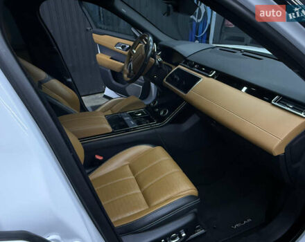 Белый Ленд Ровер Рендж Ровер Велар, объемом двигателя 3 л и пробегом 95 тыс. км за 43000 $, фото 8 на Automoto.ua