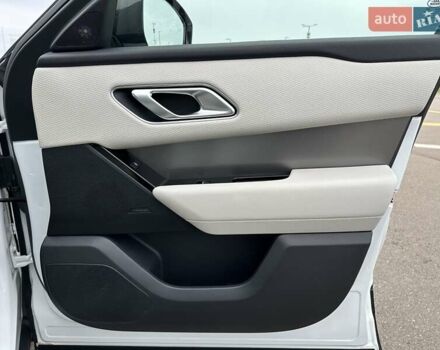 Білий Ленд Ровер Рендж Ровер Велар, об'ємом двигуна 2 л та пробігом 129 тис. км за 34900 $, фото 29 на Automoto.ua
