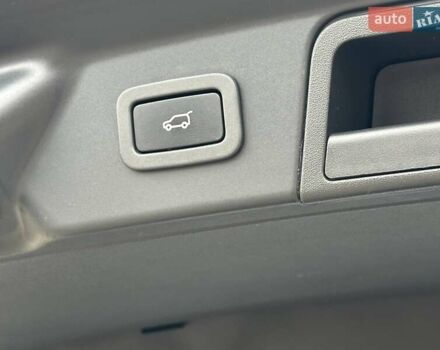 Білий Ленд Ровер Рендж Ровер Велар, об'ємом двигуна 2 л та пробігом 129 тис. км за 34900 $, фото 32 на Automoto.ua