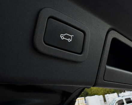 Белый Ленд Ровер Рендж Ровер Велар, объемом двигателя 2 л и пробегом 80 тыс. км за 35500 $, фото 42 на Automoto.ua