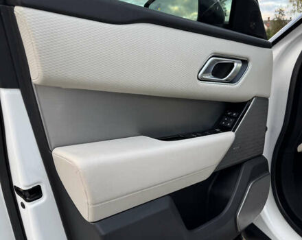 Белый Ленд Ровер Рендж Ровер Велар, объемом двигателя 2 л и пробегом 80 тыс. км за 35500 $, фото 51 на Automoto.ua