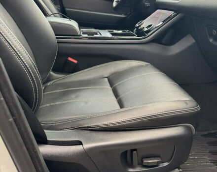 Белый Ленд Ровер Рендж Ровер Велар, объемом двигателя 2 л и пробегом 62 тыс. км за 39900 $, фото 33 на Automoto.ua