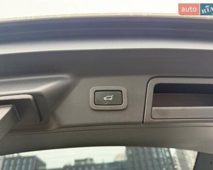 Білий Ленд Ровер Рендж Ровер Велар, об'ємом двигуна 2 л та пробігом 88 тис. км за 44700 $, фото 57 на Automoto.ua